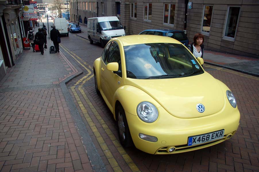 Yellow car, Hill Street.