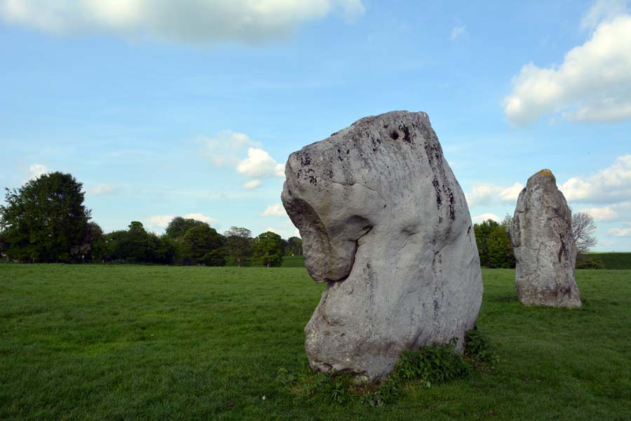 Knight to Queens bishop 3, the Avebury stones.