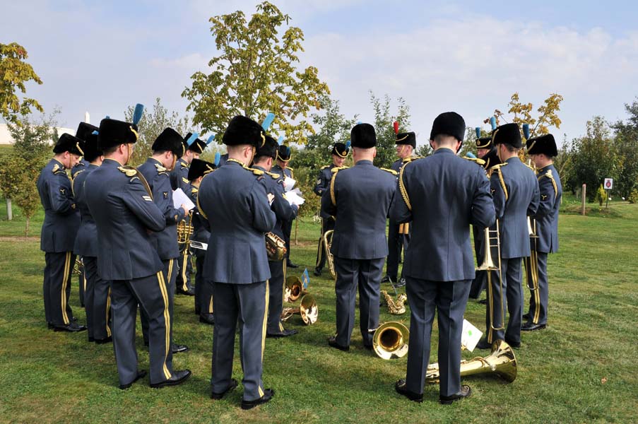 The band gets ready, the memorial arberetum, Alrewas.